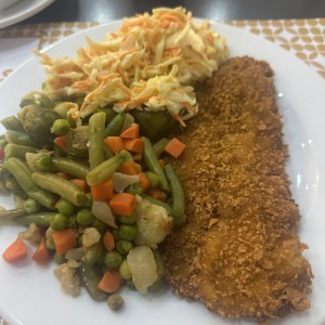 Pescado con vegetales y ensalada 