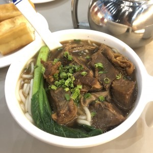 Sopa de Falda con Fideos de Arroz