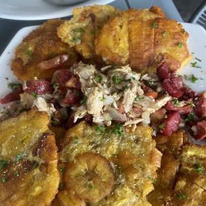 Patacones con chorizo y pollo