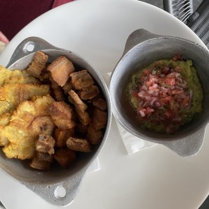 Chicharrones con patacones y guacamale