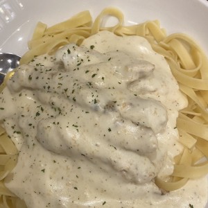 Fetuccini Alfredo con pollo 