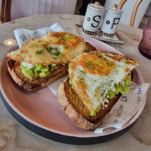 Avocado toast con huevo