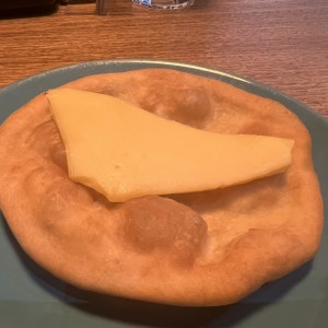 Hojaldra con queso 