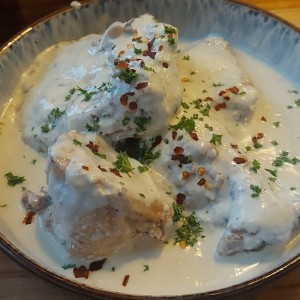 Pollo en crema de ajo