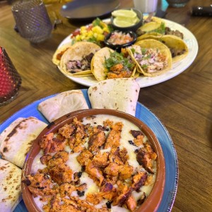 Queso fundido con chorizo