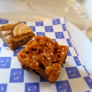 blondie y brownie con cubierta de cereal