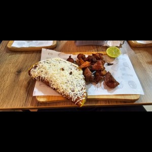 Cachapa Con Cochino Frito Y Queso de Mano