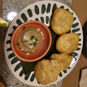 Hojaldres con Mayonesa de Ajo Negro