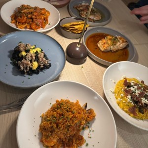 Platos variados: Pasta meditarreneo, Pesca del dia, Arroz negro, Rissotto de zapallo y Arroz meloso de mariscos