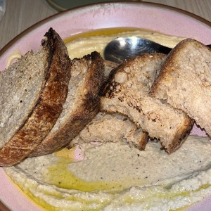 Pan de Masa madre (Krume) Con spread de Hummus y Baba Ganush