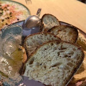 Pan de Masa madre (Krume) Con spread de Hummus y Baba Ganush