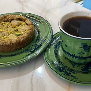 Pistachio cookie y americano