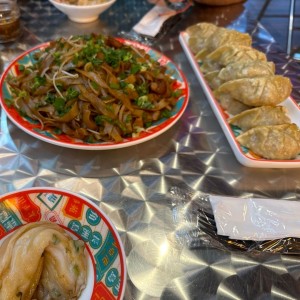 Tallarines de puerco y dumplings de cangrejo. 