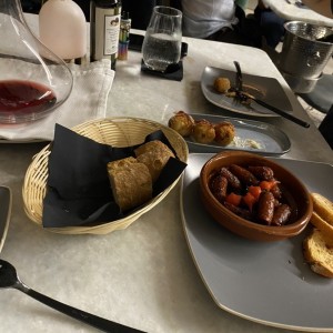 Chistorra, croquetas jamon, pan gallego, tabla de embutidos 