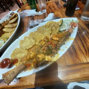 Pescado a lo macho con patacones 