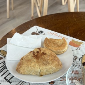 Empanada de queso y pollo 