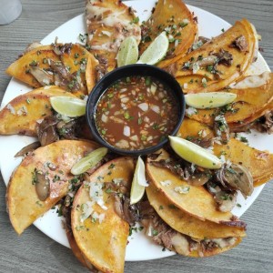 Tacos de cochinilla 