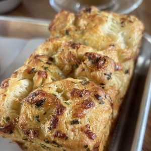 Pan de queso con chili oil