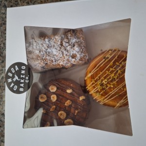 supreme croissant chocolate y pistacho y coffe cake de bluerberries 