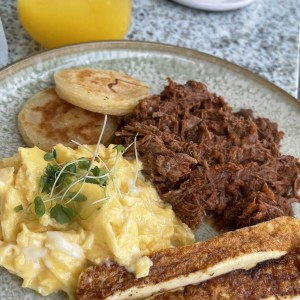 Ropa vieja em salsa criolla con arepas 