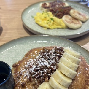 Pancakes de banana y pecans y ropa vieja