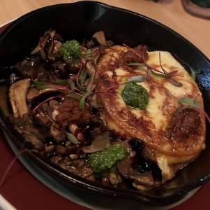 Queso fundido con hongos y tomate seco