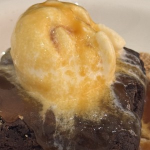 Brownie con helado