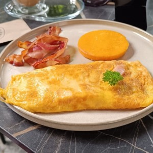 Omelete con tortilla y bacon