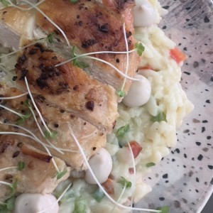 Orzo con pechuga de pollo apanada