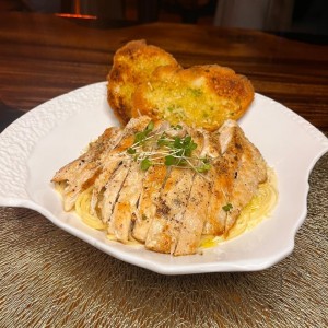 Pasta cuatro quesos com pollo y hongos 