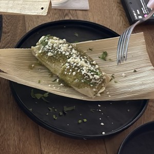 Tamal de pollo en salsa verde