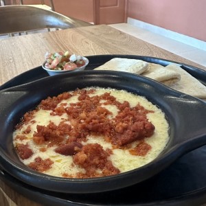 Queso fundido con chorizo