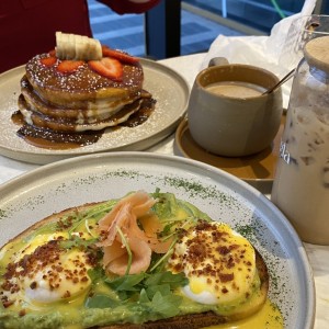 Pancakes Bungla y huevos benedictos con salmon ahumado