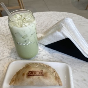 Matcha Latte (tradicional) + shot de vainilla / Empanada capresse