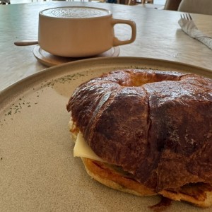 croissant con tomate cherry, queso y pesto.