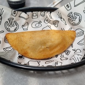 Empanada frita de pollo