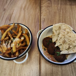 Papas griegas y Humus con falafel