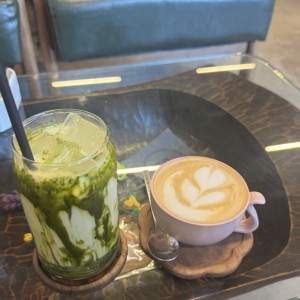 Iced matcha latte y capuccino