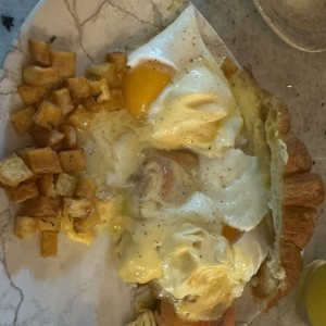 Huevos benedict con agua y clara cruda 