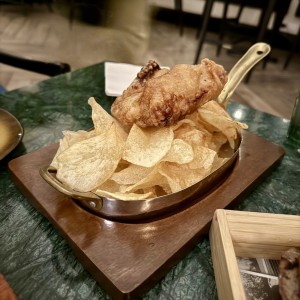 Fish & Chips de pesca del día, chips de papas y trío de salsas (tártara de la casa, sour cream y mayo de cilantro)