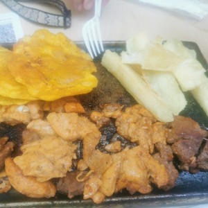 Combo de carne y pollo con patacones y yuca frita ✅😋