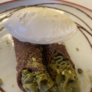 Cannoli de pistacho con helado de vainilla