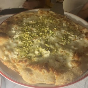 Pizza de queso y pistaccio 