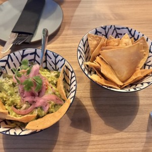 Guacamole con totopos