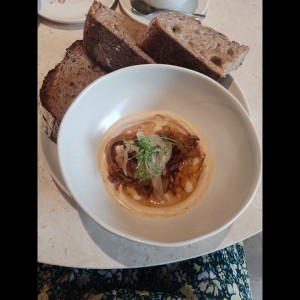 Tostada de hummus con hinojos