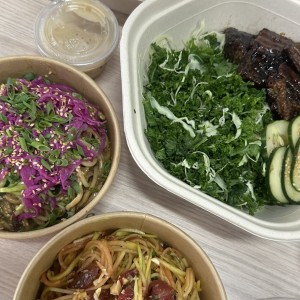 Bowl baran blu x farmhouse, ensaladota de papaya y mango, noodles