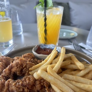 Chicken tender y jugo de macacuya