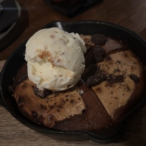 Postre galleta brownie con helado