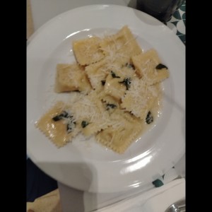 Ravioli relleno de zapallo y queso