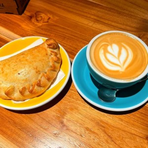 Capuccino y empanada de queso 